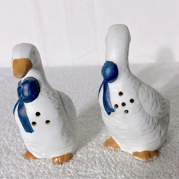Vintage Ceramic Blue Ribbon Geese Salt & Pepper Shakers - Picture 10 of 11
